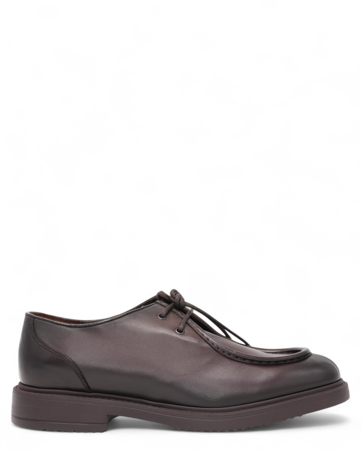 Stringata Derby Pelle Doucal’s Eleganza Italiana in pelle marrone con punta arrotondata e suola in gomma, vista laterale. Scarpe uomo FW26.